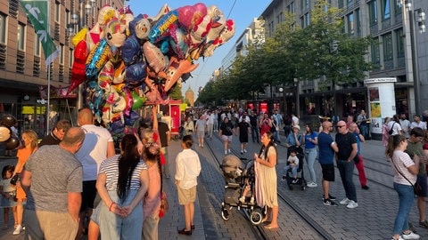 Besucher des Stadtfests in der Fussgängerzone Planken in Mannheim