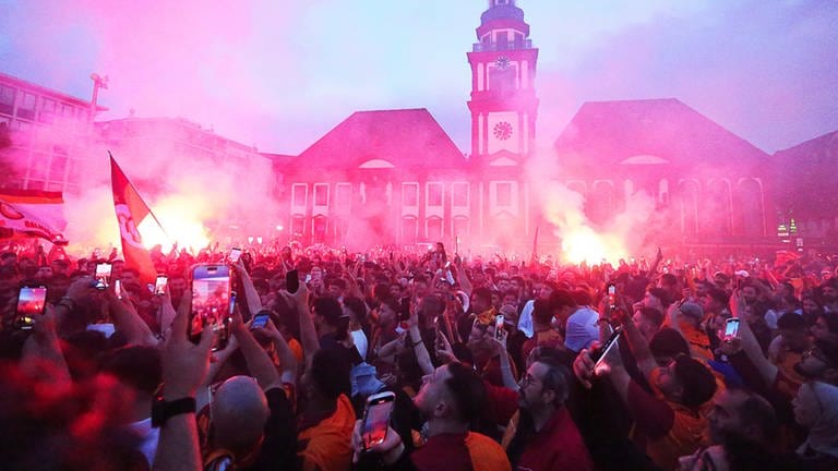 Fans des türkischen Fußball-Erstligisten Galatasaray Istanbul haben nach der gewonnenen Meisterschaft in Mannheim gefeiert