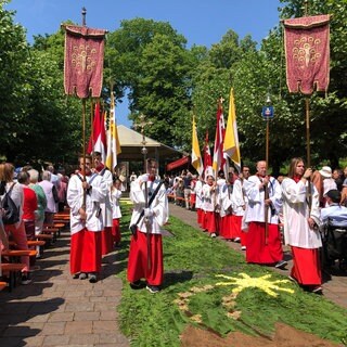 Fronleichnams-Prozession mit Ministranten