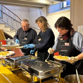 Helferinnen und Helfer bei der Essensausgabe in der CityKirche Konkordien: Hier wird jeder am Platz bedient.