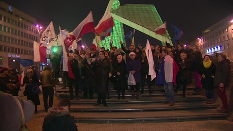 Polen schwenken ihre rot-weiße Nationalflagge (Archivbild)