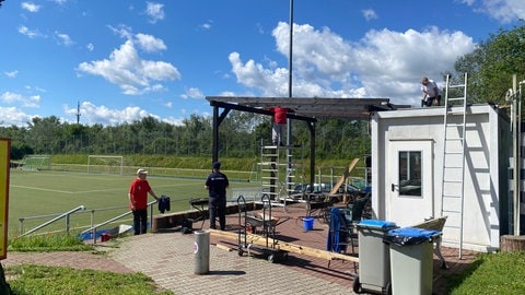 Männer bauen eine Pergola beim SC Rheinau in Mannheim