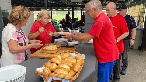 Essensausgabe im Verein