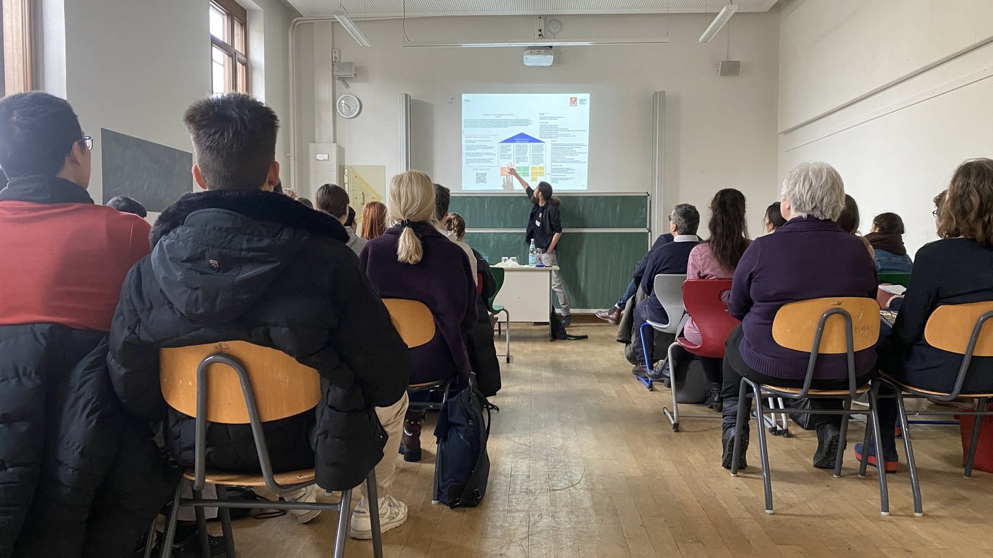 Schüler auf Stühlen in Klassenraum in Schule in Heidelberg