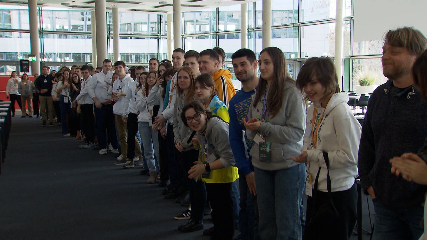 80 Jugendliche aus der Ukraine sind zu Besuch beim Software Unternehmen SAP in Walldorf (Rhein-Neckar-Kreis).
