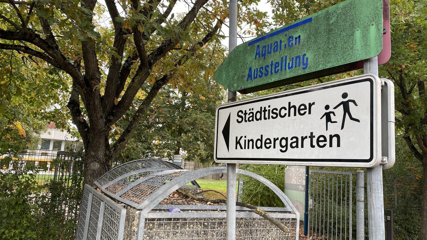 Hinweisschild zum städtischen Park-Kindergarten in Hockenheim