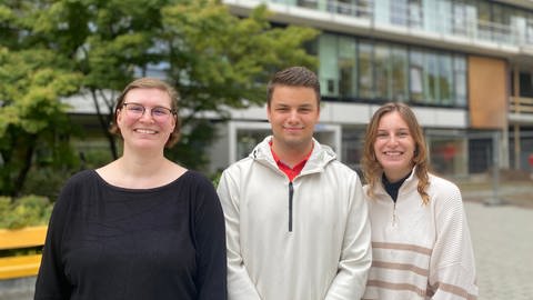 Ein Teil der neuen Azubis am DKFZ in Heidelberg vor dem Haupteingang: Lisa Haberl, Moritz Stehle und Katja Kerner (von links nach rechts).