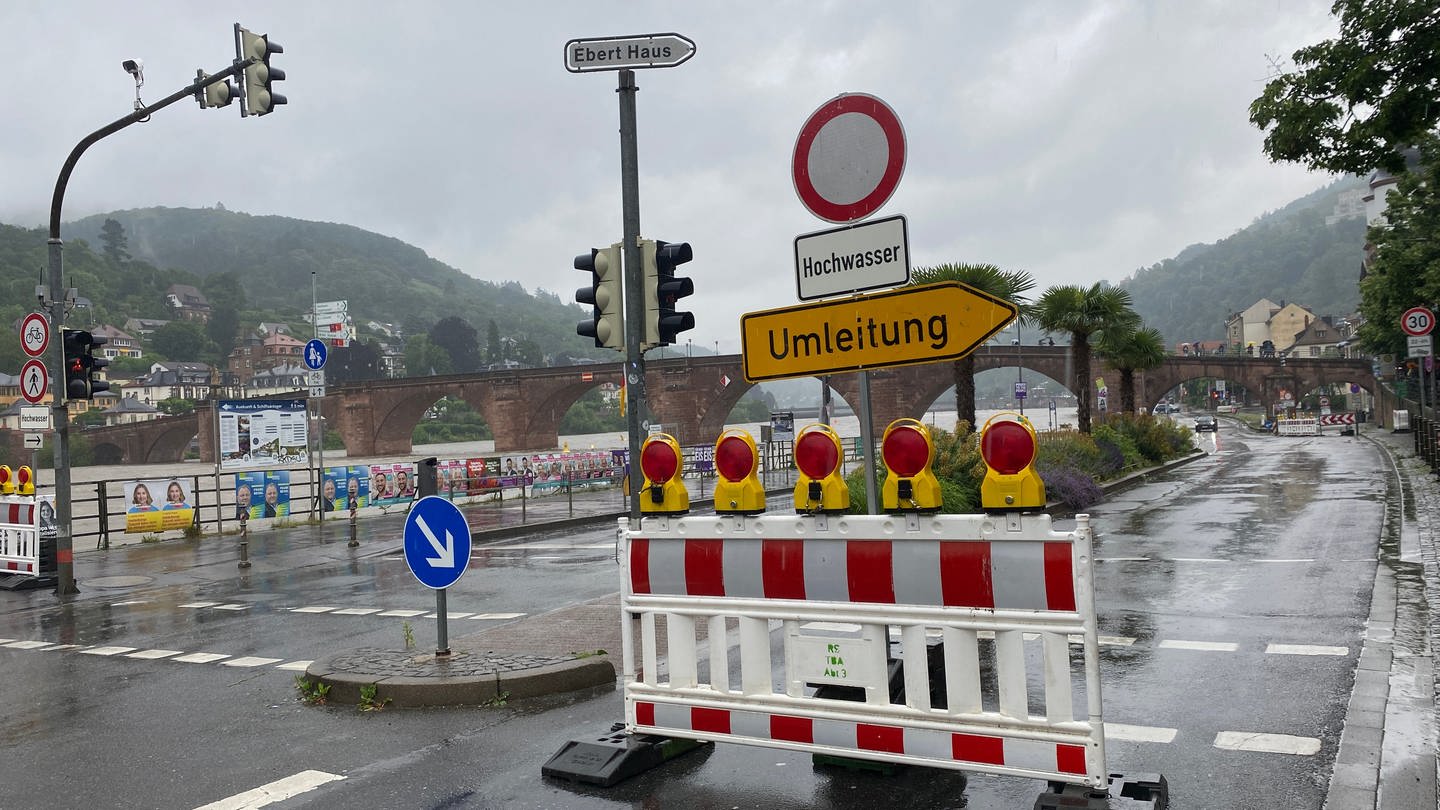 Umleitungsschild auf der B37 an der Alten Brücke in Heidelberg wegen Hochwassergefahr.