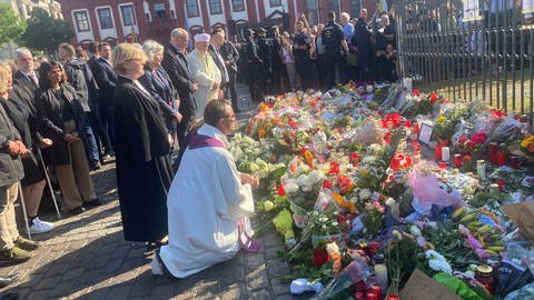 Vetreter der Mannheimer Religionsgemeinschaften legen Blumen am Marktplatzbrunnen nieder