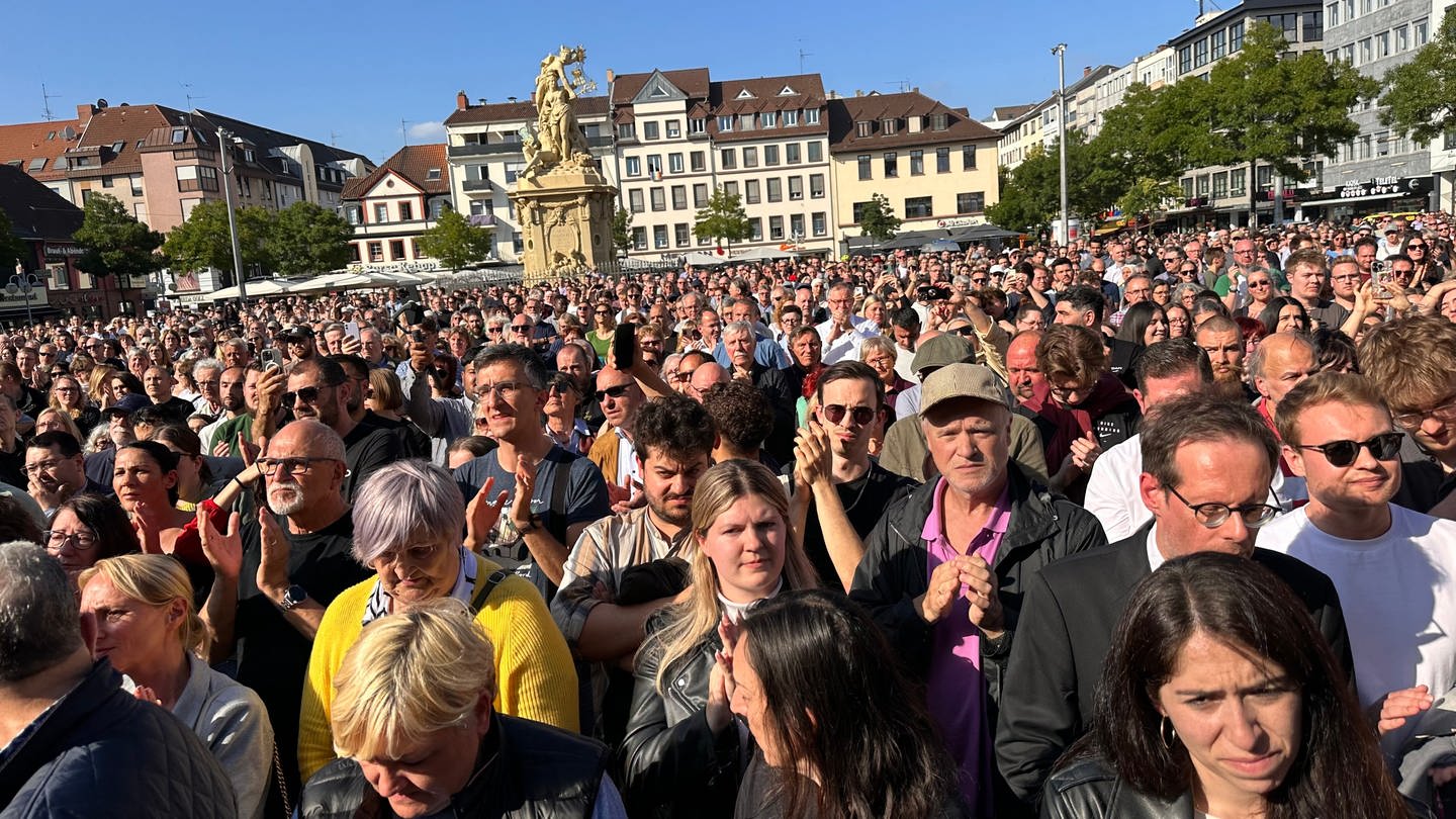 Etwa 3.000 Menschen kamen in Mannheim zu einer Mahnwache für den getöteten Polizisten zusammen