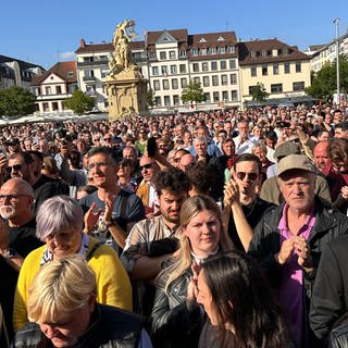 Etwa 3.000 Menschen kamen in Mannheim zu einer Mahnwache für den getöteten Polizisten zusammen
