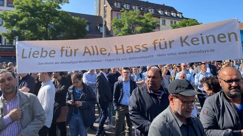 Zahlreiche Menschen haben sich in Mannheim auf dem Marktplatz zu einer Mahnwache versammelt, um ein Zeichen gegen Gewalt zu setzen