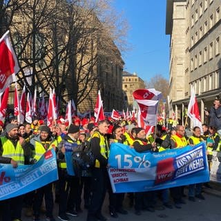 Postmitarbeiter streiken in Stuttgart für mehr Geld