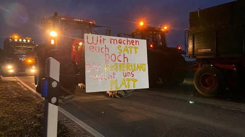 Landwirte protestieren am Montagmorgen auf der A81 bei Osterburken (Neckar-Odenwald-Kreis).