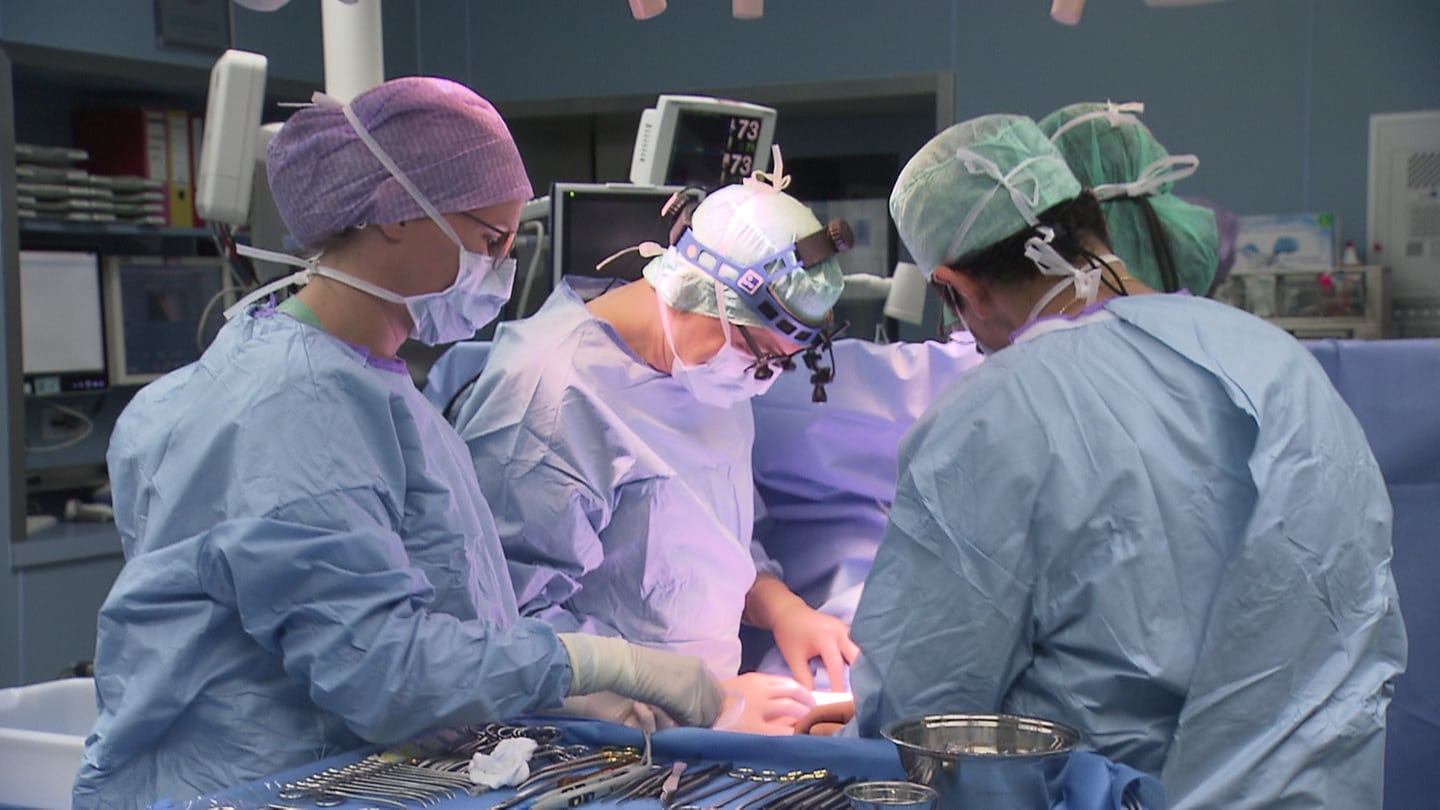 Chirurgen operieren an einem Kinderherz im OP