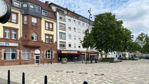 Der Marktplatz im Mannheimer Stadtteil Rheinau: Hier hat laut Polizei ein 25-Jähriger einen AfD-Kandidaten für die Kommunalwahl verletzt.
