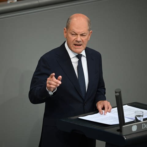 Bundeskanzler Olaf Scholz am Rednerpult im Bundestag in Berlin