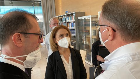 Wissenschaftsministerin Petra Olschowski (Grüne) beim Besuch der Heidelberger Kinderklinik