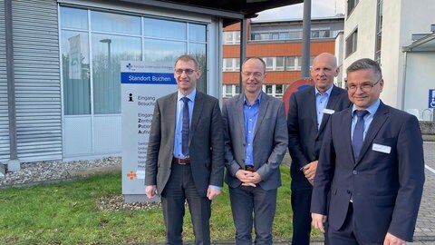 Die Geschäftsleitung der Neckar-Odenwald Kliniken vor einem Klinikgebäude