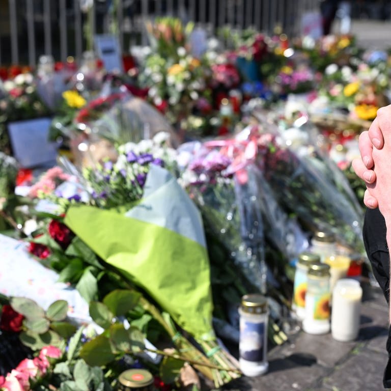 Blumen am Tatort auf Marktplatz an den getöteten Polizisten in Mannheim