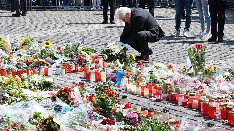 Bundespräsident Steinmeier legt Blumenstrauß vor dem Mannheimer Marktplatzbrunnen nieder