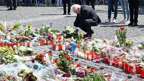 Bundespräsident Steinmeier legt vor dem Marktplatzbrunnen in Mannheim ein Blumengebinde nieder