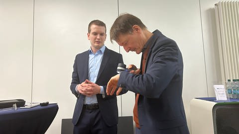Karl Lauterbach mit einem Dermatoskop, in das eine KI integriert werden soll.