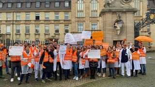 Rund 60 Ärtzinnen und Ärzte haben am Donnerstagvormittag vor dem Mannheimer Uniklinikum demonstriert. 