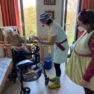 Die beiden Klinik-Clowns "Fluse" und "Rosalinde" von "Xundlachen e.V." sind in einem Mannheimer Seniorenheim zu Gast.