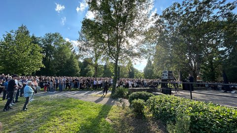Rund 800 Menschen nehmen an der Gedenkveranstaltung für den getöteten Polizisten Rouven Laur in Neckarbischofsheim teil