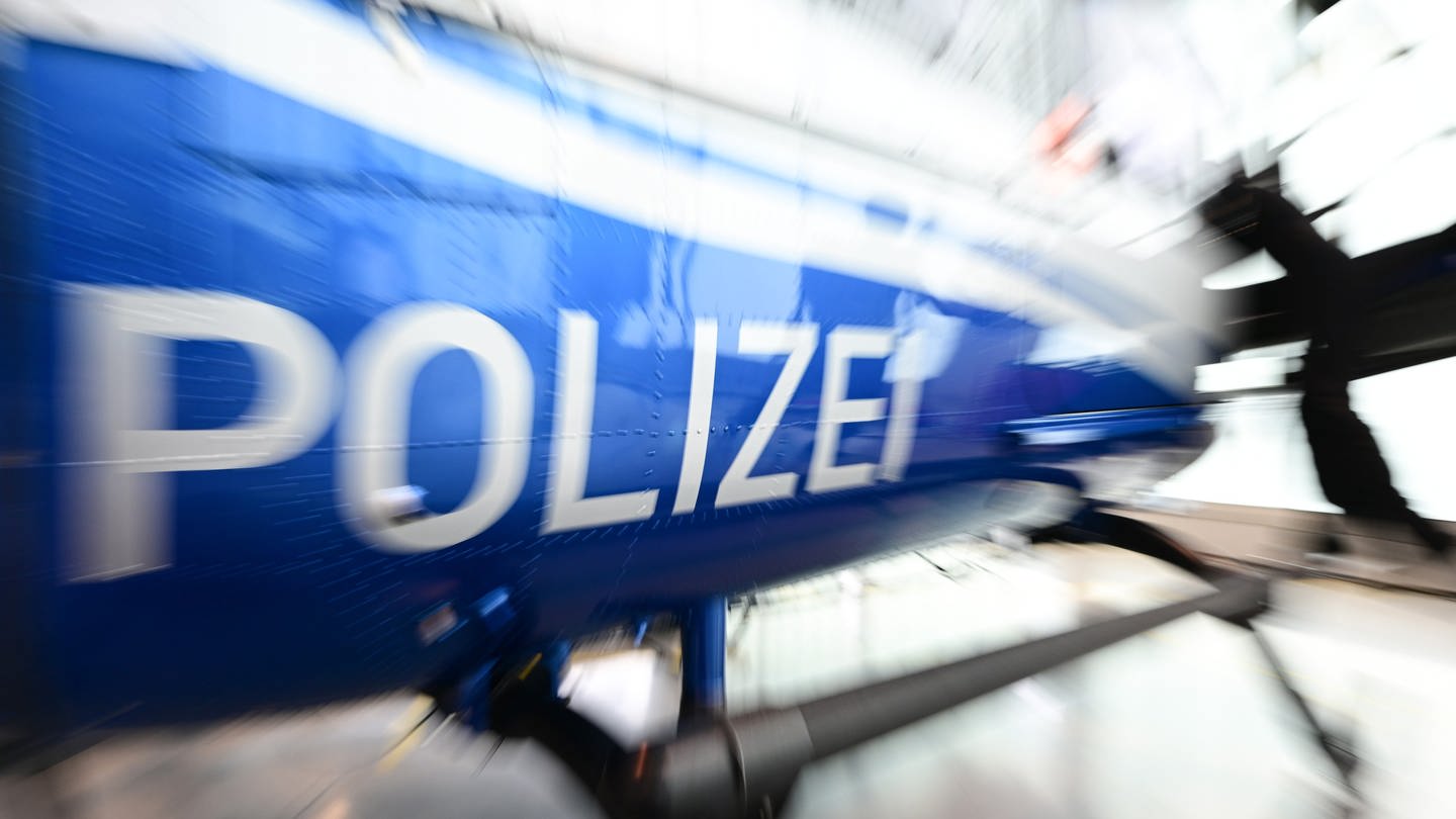 Ein Polizeihubschrauber steht in einem Hangar der Polizei am Stuttgarter Flughafen (Archivbild).