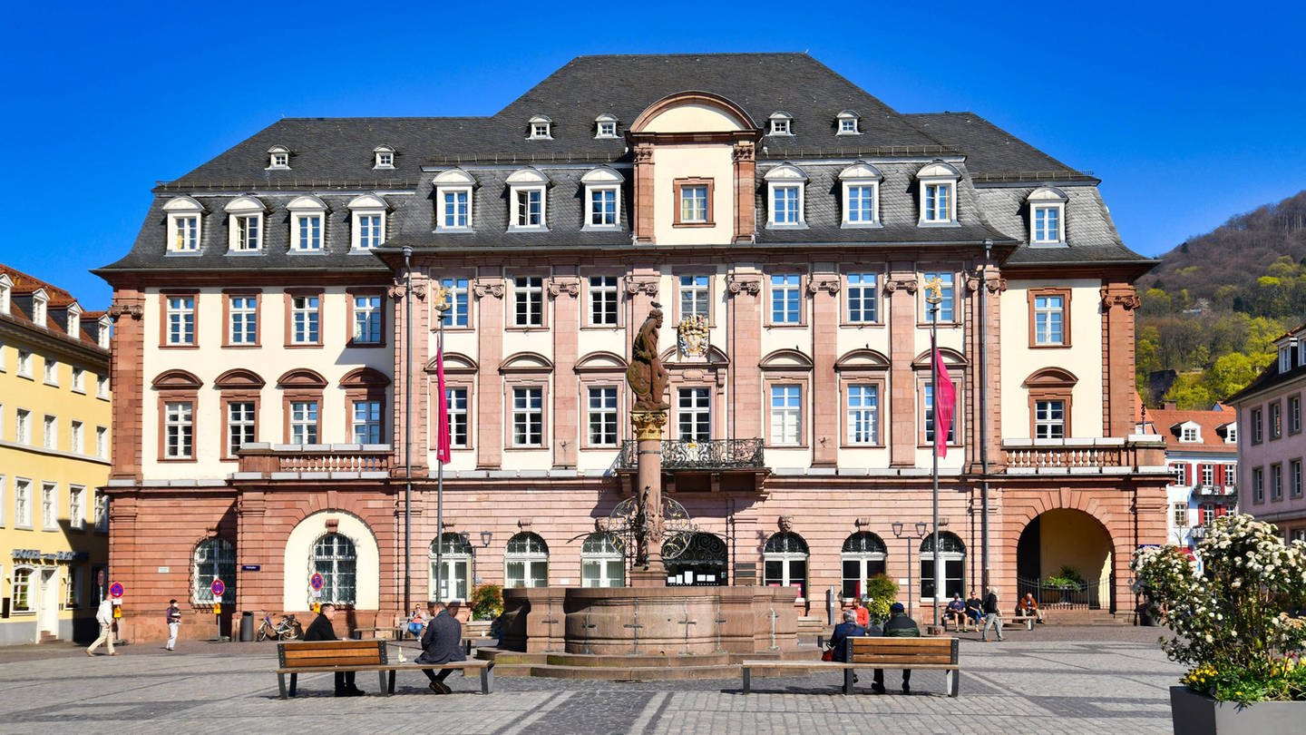 Altes historisches Rathaus am Marktplatz in Heidelberg