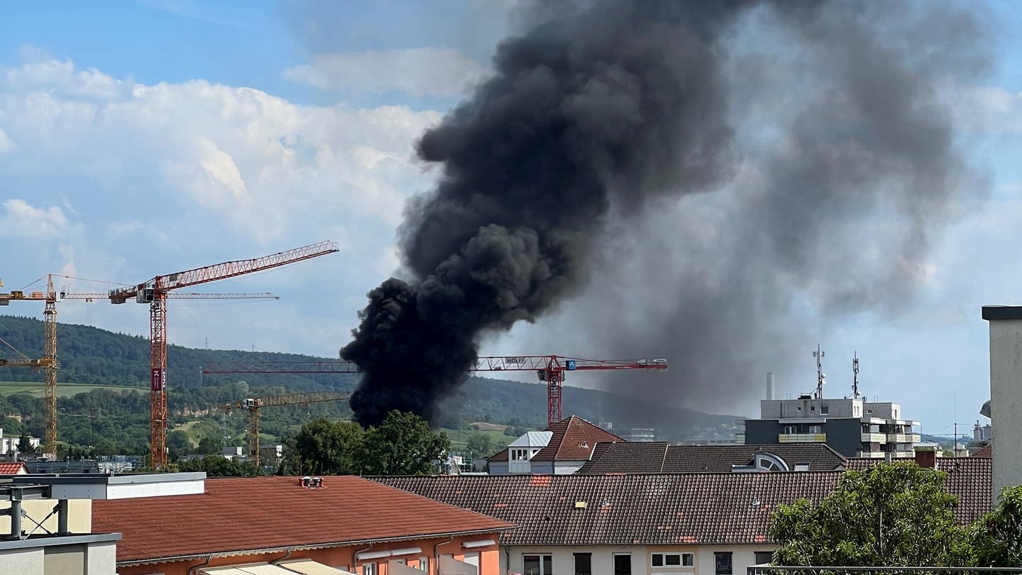 In Heidelberg hat es am Mittwochnachmittag auf einer Baustelle gebrannt. Eine Rauchsäule war von weitem zu sehen.
