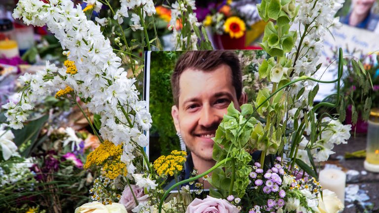 Blumenniederlegung und Anteilnahme nach dem tödlichen Messerangriff auf den Polizisten Rouven Laur am 31. Mai. 