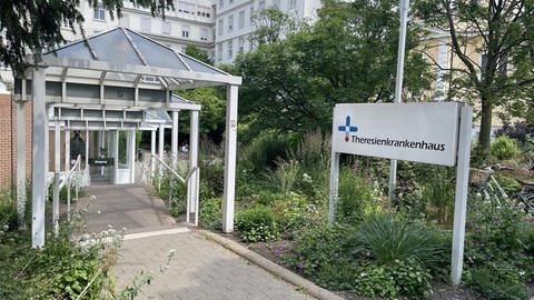 Der Eingangsbereich des Theresienkrankenhauses in Mannheim mit Schild