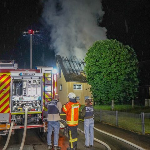 In Sinsheim-Ehrstädt (Rhein-Neckar-Kreis) ist in der Nacht von Sonntag auf Montag in einem Wohnhaus Feuer ausgebrochen.