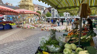 Nach der Messerattacke auf dem Mannheimer Marktplatz am 31. Mai legen Passanten  immer wieder Blumen und Kerzen nieder.