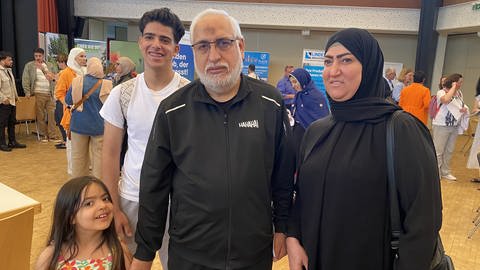 Mädchen, Junge, Vater, Mutter aus dem Irak bei Job-Börse in Bürstadt