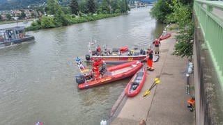 Zwei Boote der Polizei legen am Neckar an
