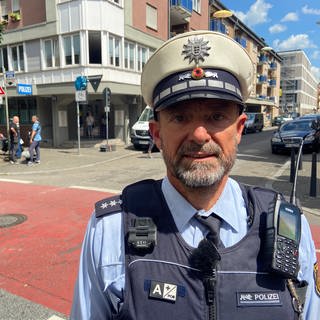 Polizist Martin Jost aus Mannheim auf der Straße an einer Kreuzung
