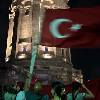 Fans mit türkischer Flagge vor dem Mannheimer Wasserturm 