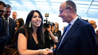 Friedrich Merz (r), Vorsitzender der CDUCSU-Bundestagsfraktion, begrüßt Melis Sekmen als Gast in der Sitzung der Bundestagsfraktion der Unionsfraktion im Deutschen Bundestag. Die bisherige Grünen-Bundestagsabgeordnete Sekmen aus Mannheim will in die CDU eintreten.