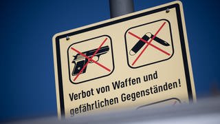 Ein Schild weist auf die Waffenverbotszone in der Innenstadt hin (Symbolbild).