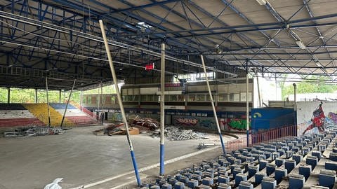 Im alten Eisstadion in Mannheim sind schon die Sitze abgerissen