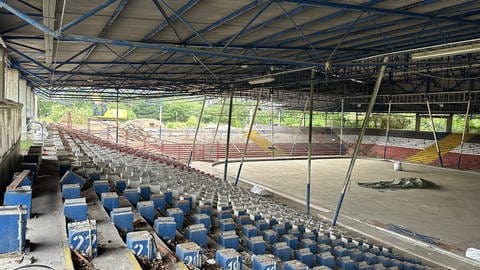 Noch ist das alte Eisstadion gut zu erkennen, aber die Sitzreihen sind schon weg