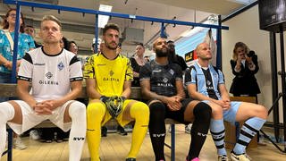 Vier Spieler des SV SWaldhof Mannheim tragen die neuen Trikots mit Hauptsponsor Galeria Kaufhof