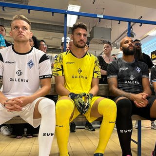 Vier Spieler des SV SWaldhof Mannheim tragen die neuen Trikots mit Hauptsponsor Galeria Kaufhof