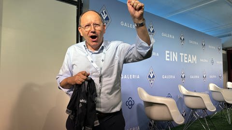 Der Mannheimer Oberbürgermeister Christian Specht (CDU) mit dem neuen Waldhof-Trikot in der Hand