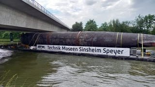 Das U-Boot U17 auf dem Neckar bei Dossenheim. Es fährt unter einer Autobahnbrücke durch.