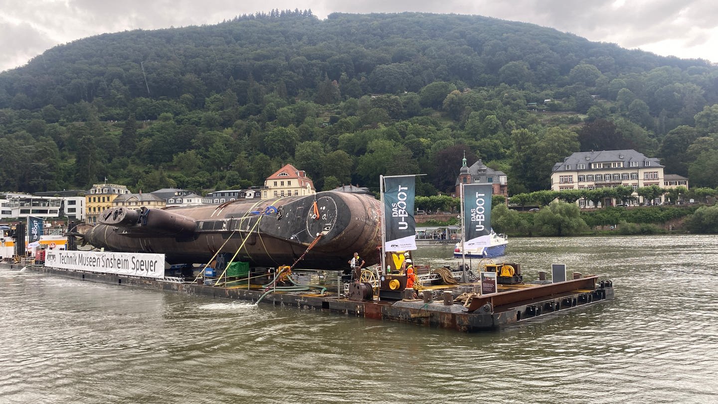 Das U-Boot fährt in Heidelberg ein vor Bergkulisse